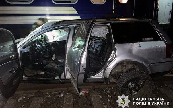 Це вас здивує: Страшна ДТП у Хмельницькому: потяг Чоп — Київ влетів у легковик на переїзді