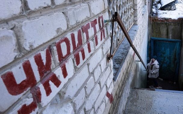 Це працює на 100%: Іржаві труби, вода та відсутність фінансування: як виглядають реальні укриття в спальних районах Києва